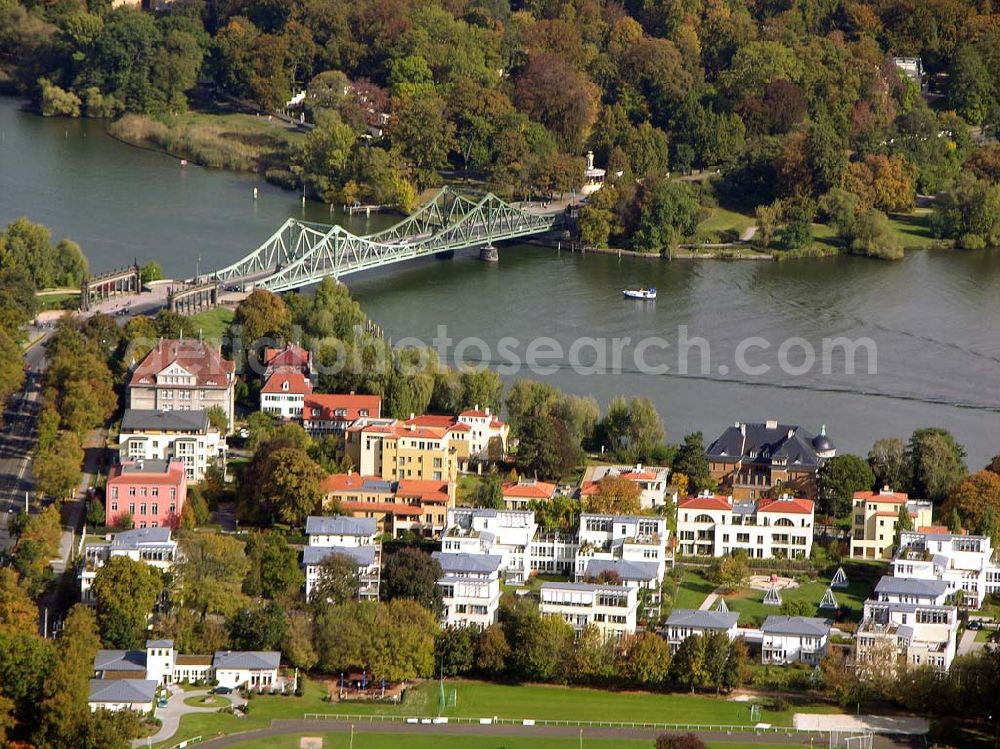 Potsdam from the bird's eye view: 07.10.2004 Blick auf das Wohgebiet am Glienicker Horn mit der Glienicker Brücke im Potsdamer Stadtbezirk Berliner Vorstadt.