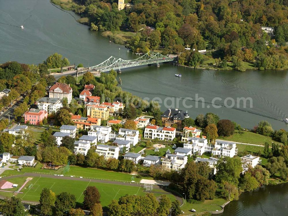 Aerial image Potsdam - 07.10.2004 Blick auf das Wohgebiet am Glienicker Horn mit der Glienicker Brücke im Potsdamer Stadtbezirk Berliner Vorstadt.