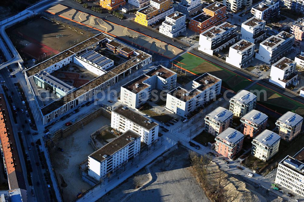 Aerial image München - View of a residential complex and an elementary school on Pfeufer St. in Munich / Sendling. The school building also houses houses a Kindergarten and day care center