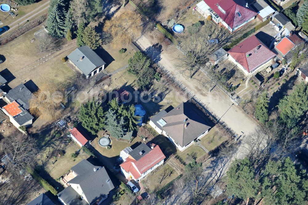 FREDERSDORF-VOGELSDORF from above - Blick auf das Einfamilienhaus- Wohngebiet am Heideweg in Fredersdorf-Vogelsdorf im Bundesland Brandenburg.