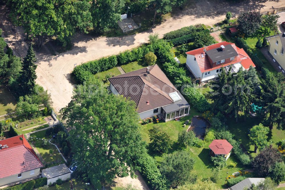 Fredersdorf - Vogelsdorf from above - Blick auf das Einfamilienhaus- Wohngebiet am Heideweg in Fredersdorf-Vogelsdorf im Bundesland Brandenburg. View of the single-family residential area in Vogelsdorf.