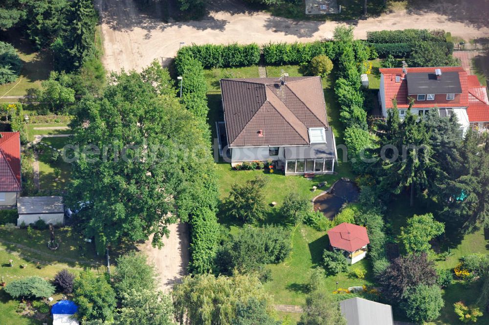 Fredersdorf - Vogelsdorf from the bird's eye view: Blick auf das Einfamilienhaus- Wohngebiet am Heideweg in Fredersdorf-Vogelsdorf im Bundesland Brandenburg. View of the single-family residential area in Vogelsdorf.