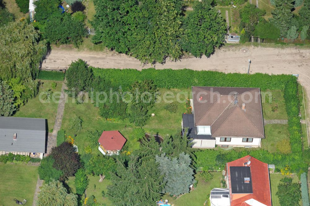 Fredersdorf - Vogelsdorf from above - Blick auf das Einfamilienhaus- Wohngebiet am Heideweg in Fredersdorf-Vogelsdorf im Bundesland Brandenburg. View of the single-family residential area in Vogelsdorf.