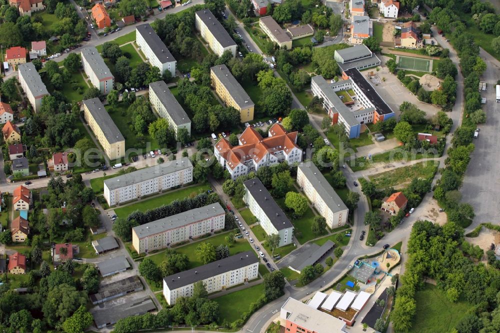 Aerial photograph Jena - The plate area Heinrich-Heine-Strasse is located in the district Wenigenjena of Jena in Thuringia. In the center of the residential area was built by Faber & Schnepp civil construction GmbH a commercial building in which to use a grocery store, a bank and other company business premises. The Heinrich-Heine-primary school is located on the Dammweg