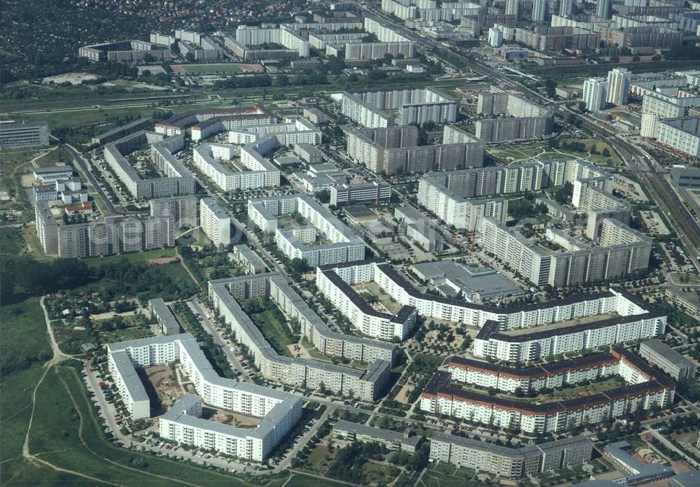 Berlin-Hohenschönhausen from above - Wohngebiet der HOWOGE um den Bereich der Vincent - van - Gogh Straße in Berlin - Hohenschönhausen.