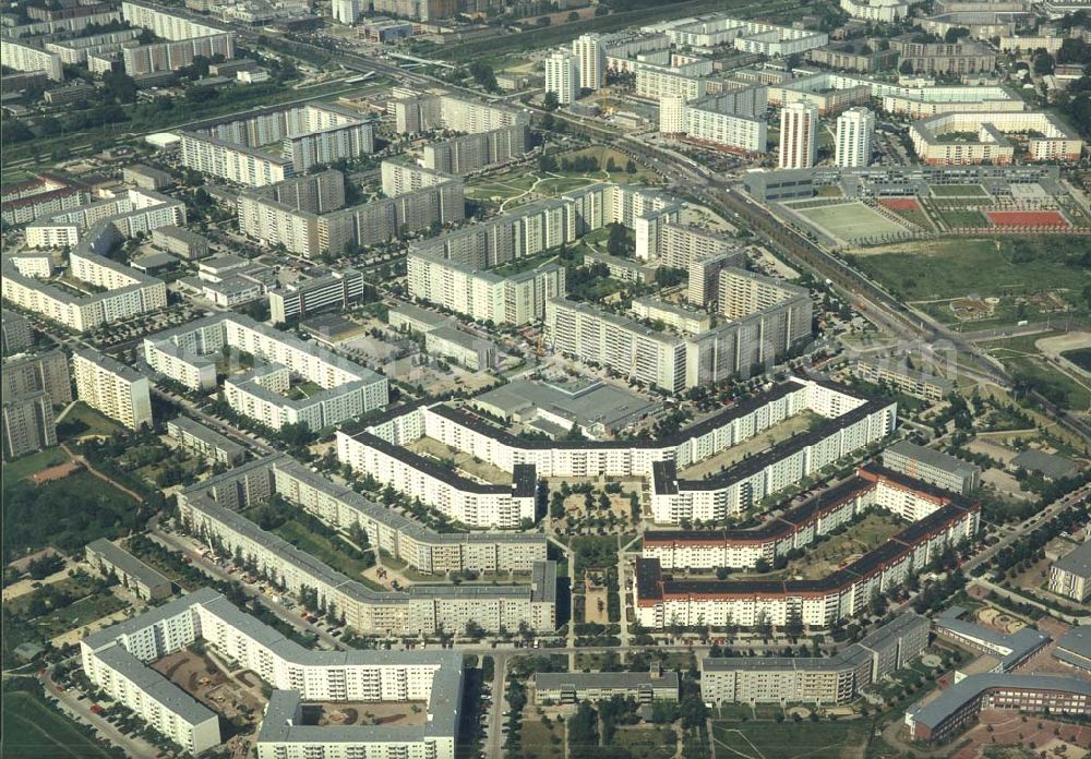 Berlin-Hohenschönhausen from the bird's eye view: Wohngebiet der HOWOGE um den Bereich der Vincent - van - Gogh Straße in Berlin - Hohenschönhausen.