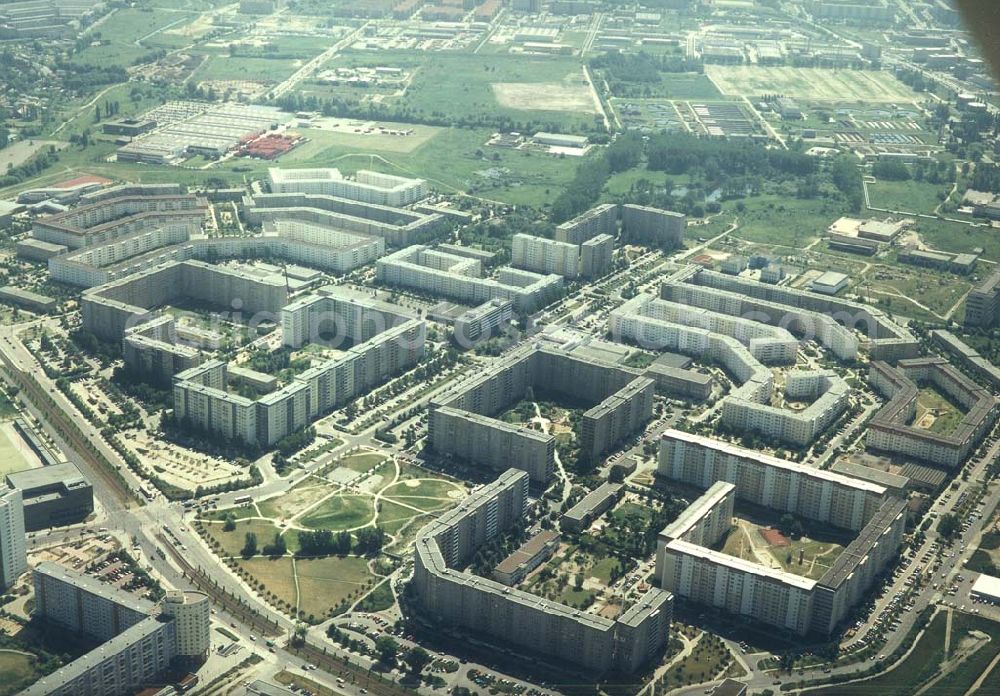 Aerial photograph Berlin-Hohenschönhausen - Wohngebiet der HOWOGE um den Bereich der Vincent - van - Gogh Straße in Berlin - Hohenschönhausen.