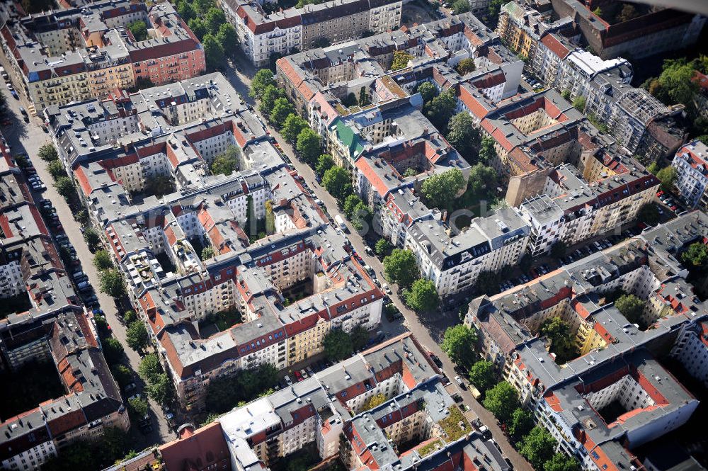 Berlin Prenzlauer Berg from above - Wohnhäuser / Mehrfamilienhäuser / Wohngebiet an der Hufelandstraße in Berlin-Prenzlauer Berg. Housing area at the Hufelandstrasse in Berlin-Prenzlauer Berg.