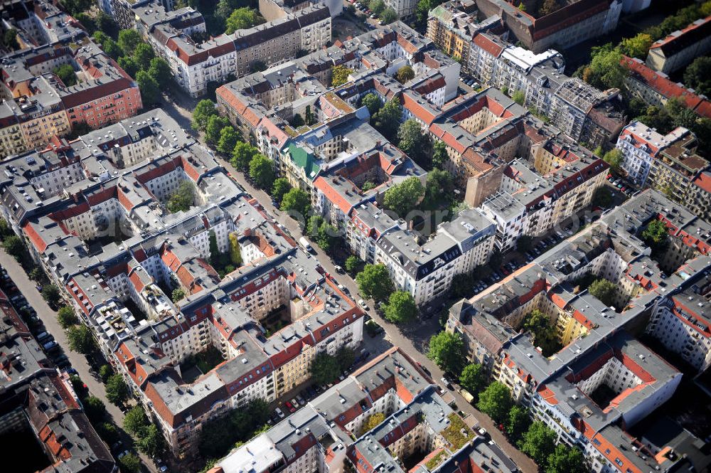 Berlin Prenzlauer Berg from the bird's eye view: Wohnhäuser / Mehrfamilienhäuser / Wohngebiet an der Hufelandstraße in Berlin-Prenzlauer Berg. Housing area at the Hufelandstrasse in Berlin-Prenzlauer Berg.