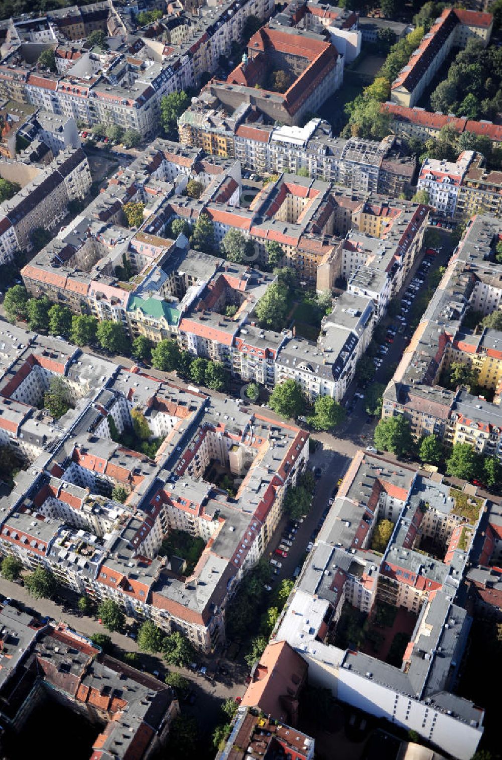 Aerial image Berlin Prenzlauer Berg - Wohnhäuser / Mehrfamilienhäuser / Wohngebiet an der Hufelandstraße in Berlin-Prenzlauer Berg. Housing area at the Hufelandstrasse in Berlin-Prenzlauer Berg.