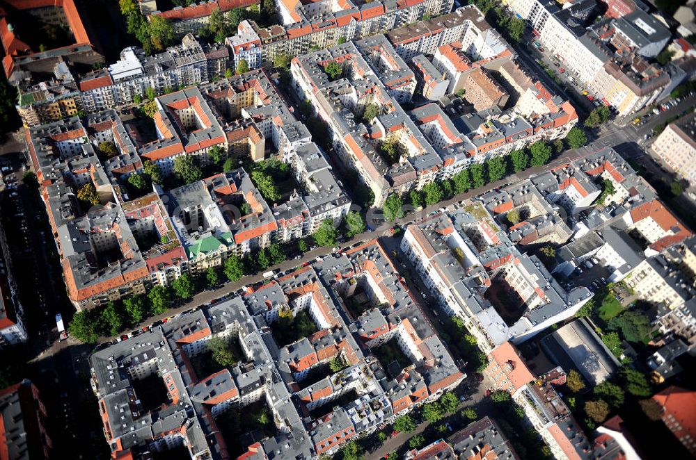 Berlin Prenzlauer Berg from above - Wohnhäuser / Mehrfamilienhäuser / Wohngebiet an der Hufelandstraße in Berlin-Prenzlauer Berg. Housing area at the Hufelandstrasse in Berlin-Prenzlauer Berg.