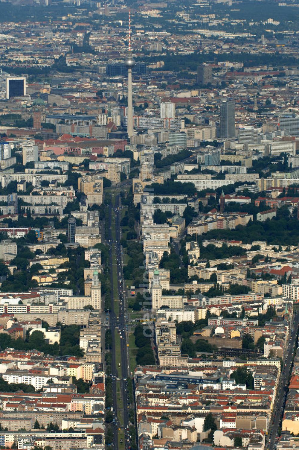 Berlin from the bird's eye view: Blick über das Wohngebiet in Berlin Friedrichshain und Mitte. Die Karl-Marx-Allee führt vom Frankfurter Tor über den Strausberger Platz bis zum Alexanderplatz mit dem Fernsehturm.