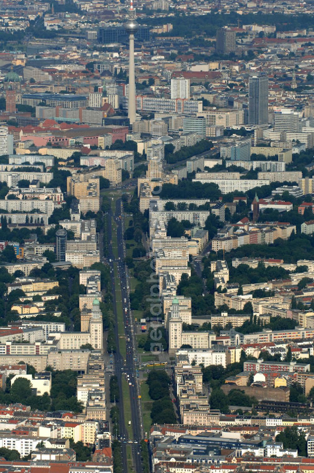 Aerial image Berlin - Blick über das Wohngebiet in Berlin Friedrichshain und Mitte. Die Karl-Marx-Allee führt vom Frankfurter Tor über den Strausberger Platz bis zum Alexanderplatz mit dem Fernsehturm.