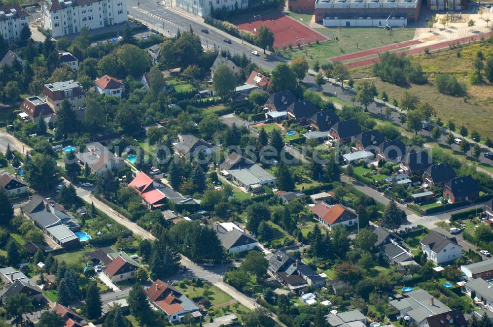 Aerial image Berlin - Blick auf Einfamilienhäuser bzw. Mehrfamilienhäuser an der Bohrerzeile / Straße 56 Ecke Swantewitstraße, sowie der Krähenfußzeile Ecke Bucher Chaussee und der Lanzelotstraße in Karow.