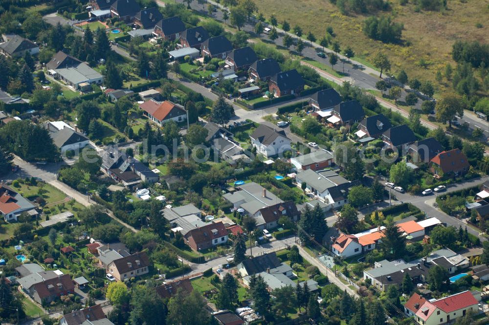 Aerial image Berlin - Blick auf Einfamilienhäuser am Nerthusweg Ecke Erekweg, sowie die Lanzelotstraße Ecke Haduweg und der Bucher Chaussee in Karow.