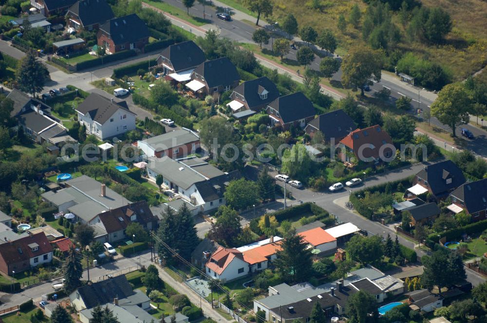 Aerial photograph Berlin - Blick auf Einfamilienhäuser am Nerthusweg Ecke Erekweg, sowie die Lanzelotstraße Ecke Haduweg und der Bucher Chaussee in Karow.