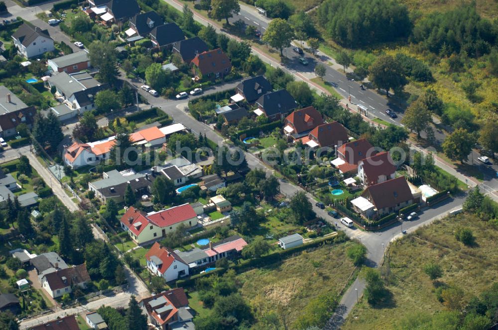 Berlin from the bird's eye view: Blick auf Einfamilienhäuser an der Bucher Chaussee Ecke Erekweg und Nerthusweg, sowie die Lanzelotstraße in Karow.