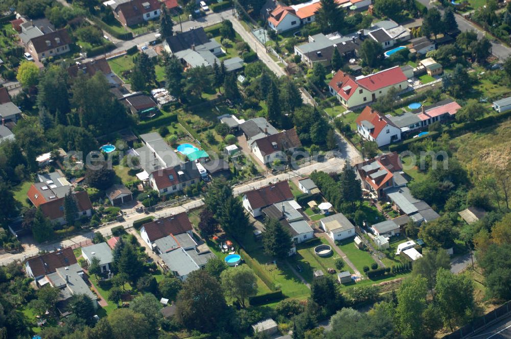 Aerial image Berlin - Blick auf Einfamilienhäuser am Erekweg Ecke Nerthusweg in Karow.