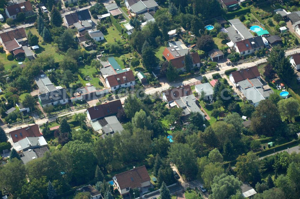 Aerial photograph Berlin - Blick auf Einfamilienhäuser am Erekweg in Karow.