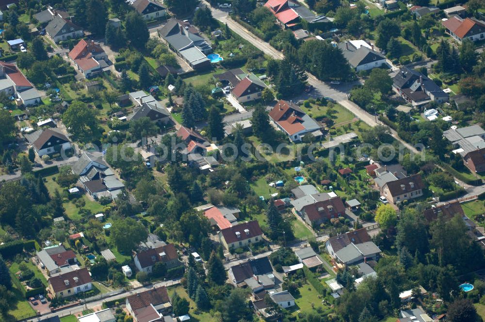 Berlin from above - Blick auf Einfamilienhäuser am Nerthusweg, sowie der Bohrerzeile Ecke Haduweg in Karow.