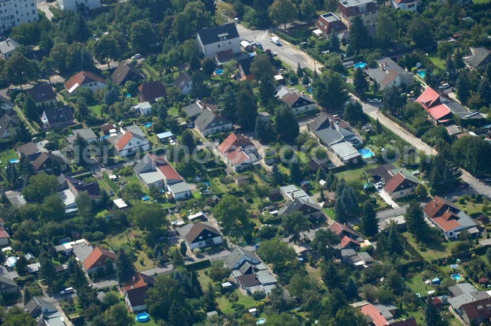 Berlin from the bird's eye view: Blick auf Einfamilienhäuser am Haduweg, sowie an der Bohrerzeile Ecke Swantewitstraße und die Krähenfußzeile in Karow.