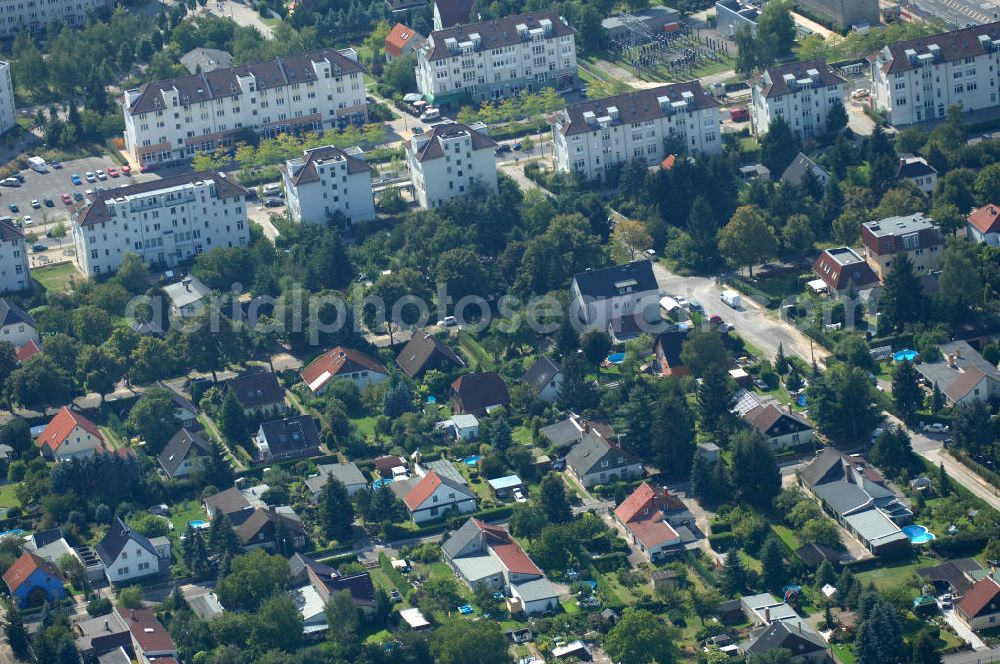 Aerial image Berlin - Blick auf Einfamilienhäuser bzw. Mehrfamilienhäuser an der Swantewitstraße, sowie der Bohrerzeile Ecke Krähenfußzeile und Achillesstraße in Karow.