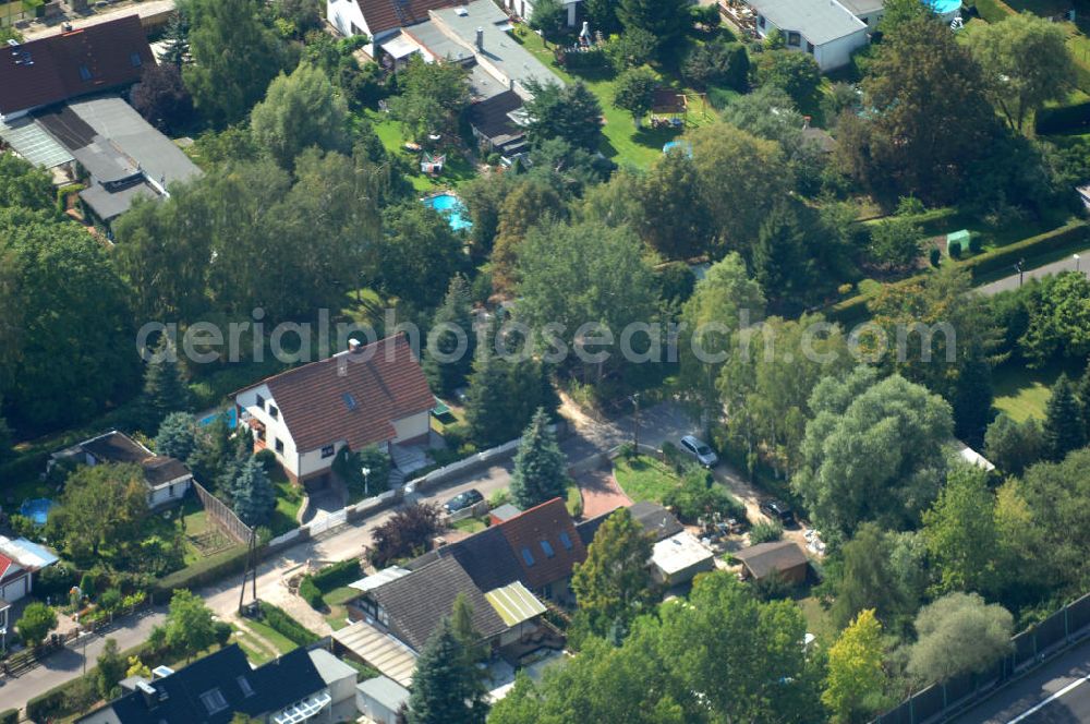 Aerial photograph Berlin - Blick auf Einfamilienhäuser am Siedlungsring in Karow.