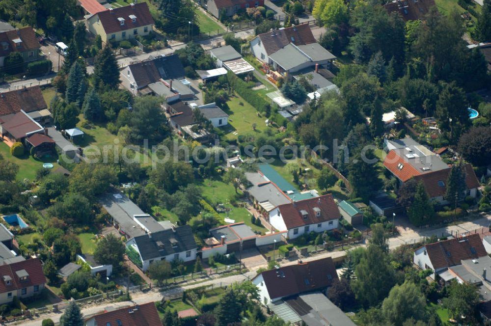 Berlin from above - Blick auf Einfamilienhäuser am Erekweg und Nerthusweg in Karow.