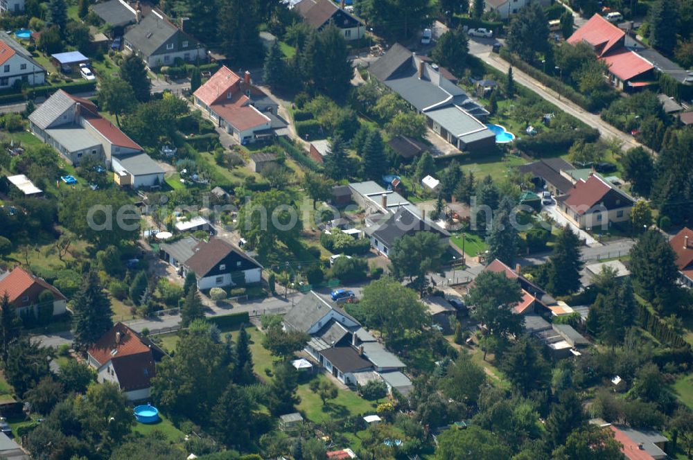 Aerial image Berlin - Blick auf Einfamilienhäuser am Haduweg und der Swantewitstraße in Karow.