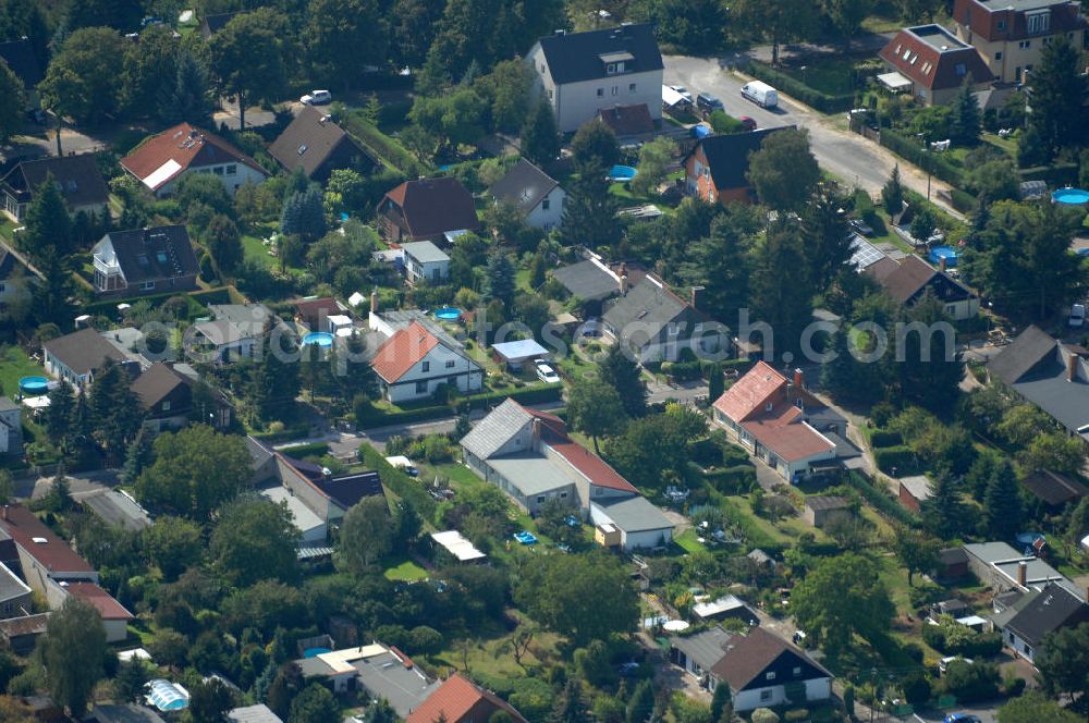 Aerial photograph Berlin - Blick auf Einfamilienhäuser an der Swantewitstraße und der Krähenfußzeile Ecke Bohrerzeile in Karow.