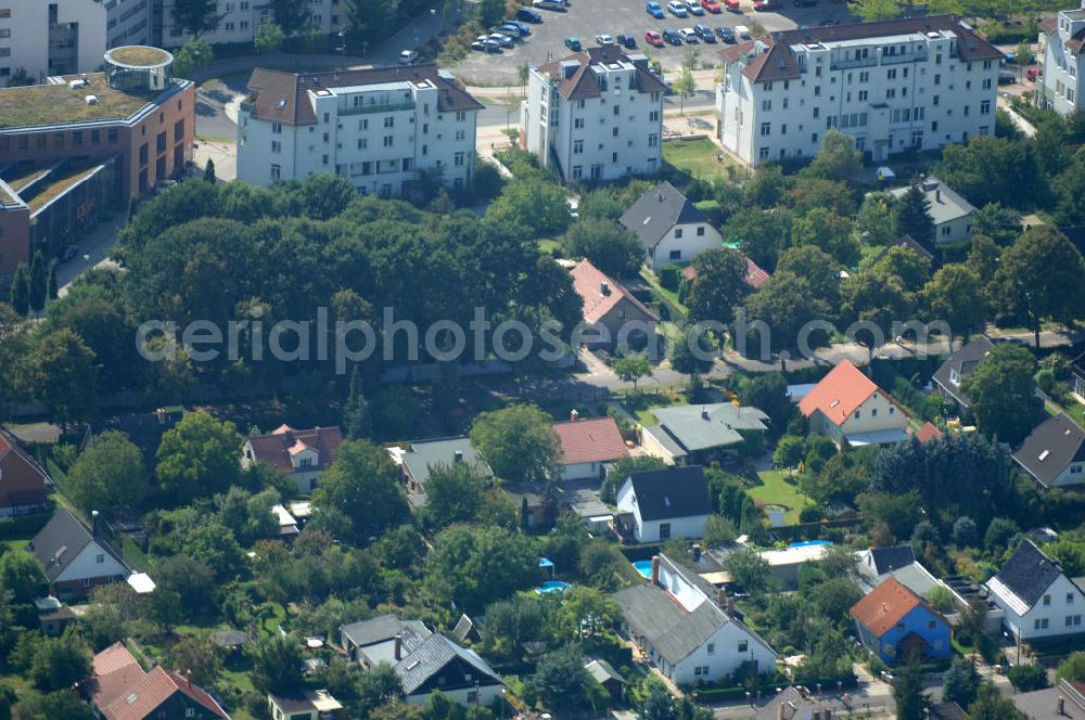 Berlin from above - Blick auf Einfamilienhäuser bzw. Mehrfamilienhäuser an der Krähenfußzeile und Achillesstraße in Karow.