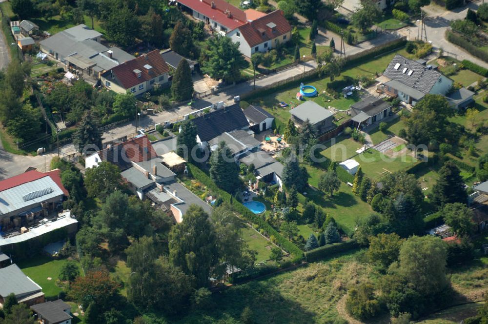 Berlin from the bird's eye view: Blick auf Einfamilienhäuser am Nerthusweg in Karow.