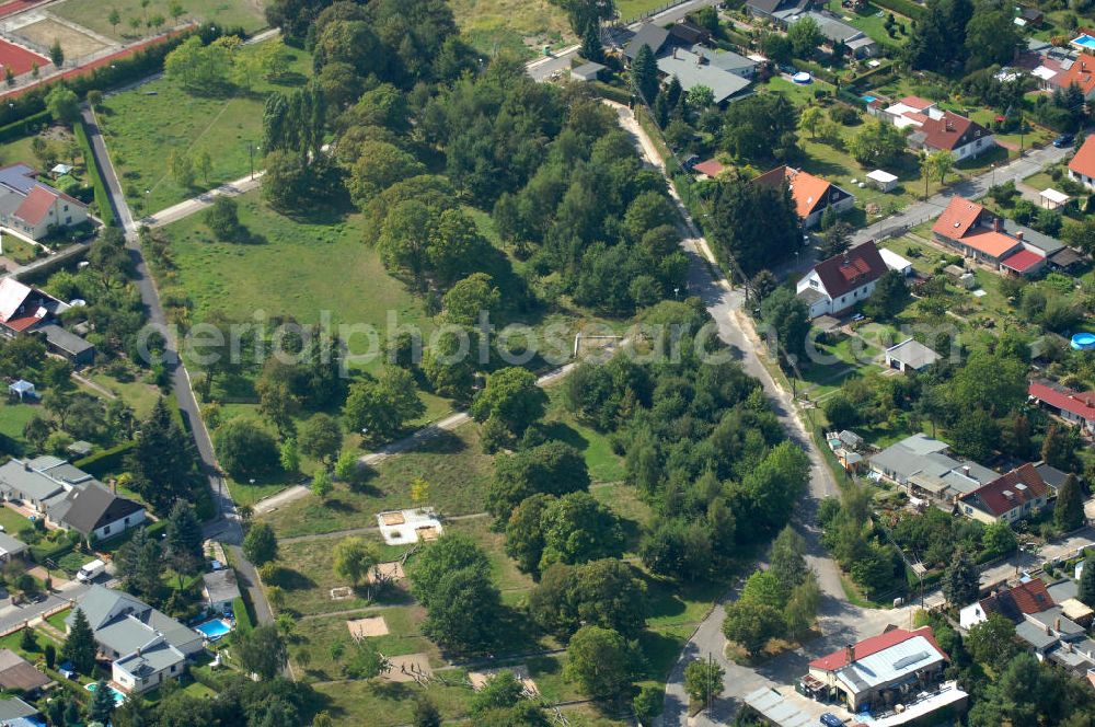 Aerial photograph Berlin - Blick auf Grünfläche / Parkanlage und Einfamilienhäuser an der Straße Zum Kappgraben Ecke Haduweg und die Swantewitstraße in Karow.