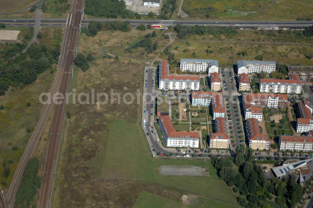 Berlin from above - Blick auf die Karestraße mit der Kita / Kindertagesstätte Krümelkiste, die Pfannschmidtstraße Ecke Achillesstraße mit dem Jugendclub im Wohngebiet / Neubaugebiet Karow-Nord direkt neben Schienen / Bahngleisen und der Autobahn A10 / E65.