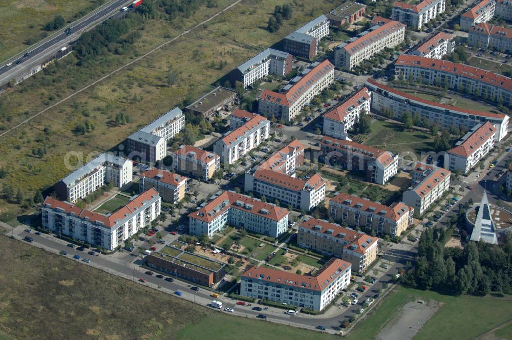 Aerial image Berlin - Blick auf die Karestraße mit der Kita / Kindertagesstätte Krümelkiste, die Pfannschmidtstraße Ecke Achillesstraße, die Röländer Strasse und der Ballonplatz im Wohngebiet / Neubaugebiet Karow-Nord.