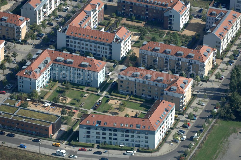 Aerial photograph Berlin - Blick auf die Karestraße mit der Kita / Kindertagesstätte Krümelkiste, die Pfannschmidtstraße Ecke Achillesstraße im Wohngebiet / Neubaugebiet Karow-Nord.