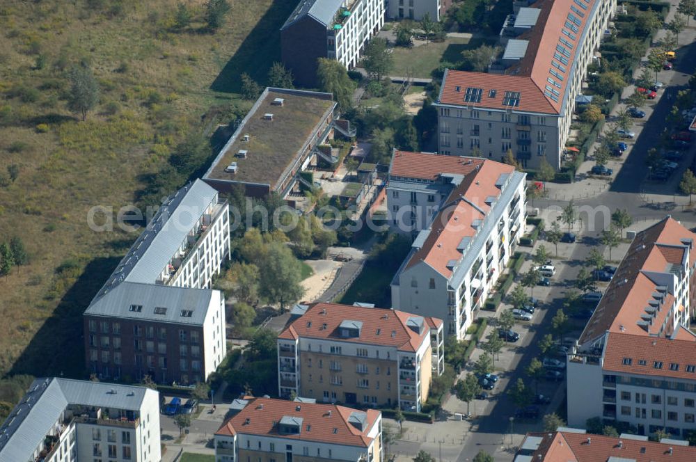 Berlin from the bird's eye view: Blick auf die Röländer Strasse Ecke Pfannschmidtstraße im Wohngebiet / Neubaugebiet Karow-Nord.