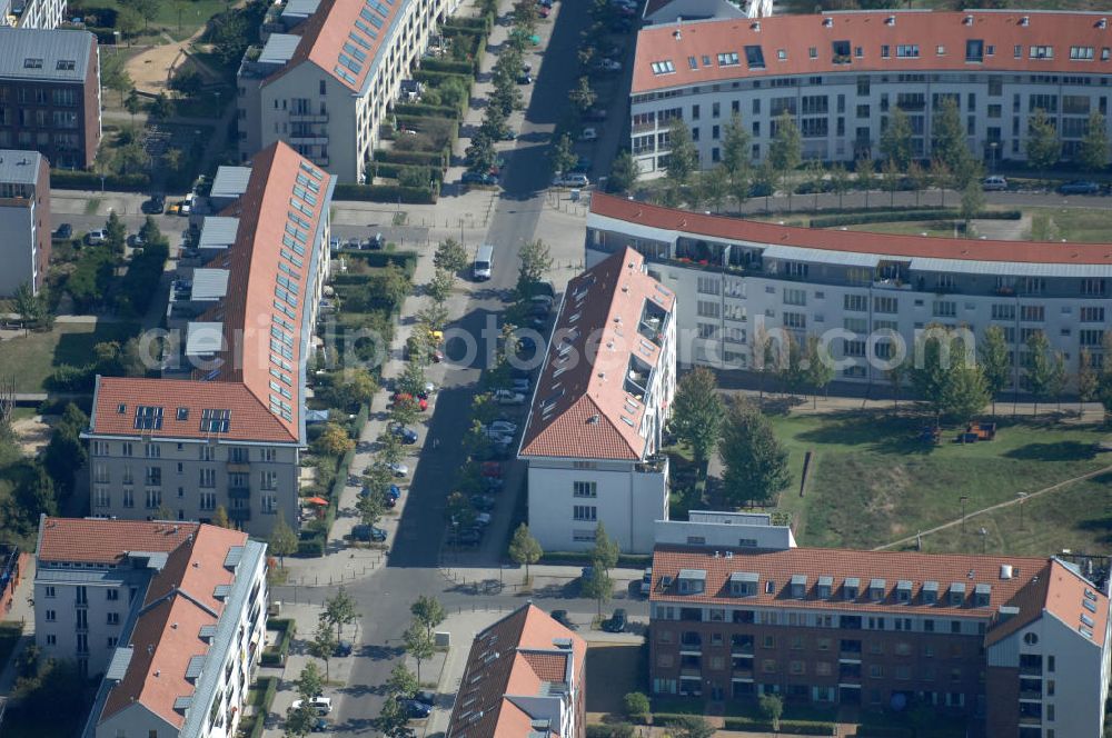 Aerial image Berlin - Blick auf die Pfannschmidtstraße Ecke die Röländer Strasse und der Ballonplatz im Wohngebiet / Neubaugebiet Karow-Nord.