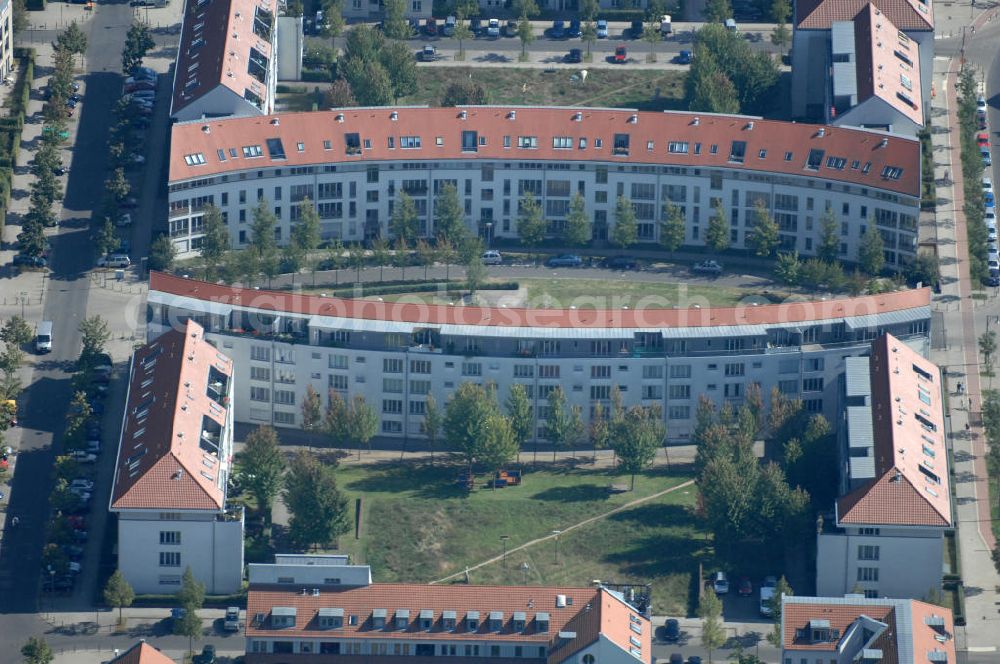 Berlin from above - Blick auf Mehrfamilienhäuser am Ballonplatz im Wohngebiet / Neubaugebiet Karow-Nord.