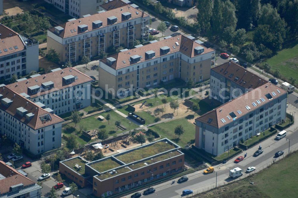 Aerial image Berlin - Blick auf die Karestraße mit der Kita / Kindertagesstätte Krümelkiste, Ecke Achillesstraße im Wohngebiet / Neubaugebiet Karow-Nord.