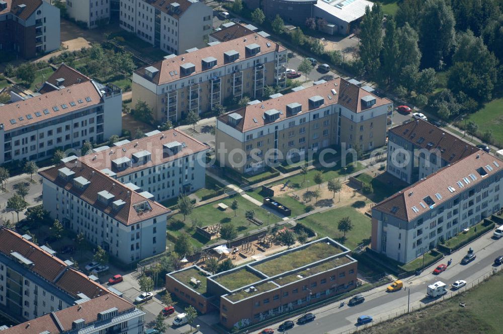 Aerial photograph Berlin - Blick auf die Karestraße mit der Kita / Kindertagesstätte Krümelkiste, Ecke Achillesstraße im Wohngebiet / Neubaugebiet Karow-Nord.