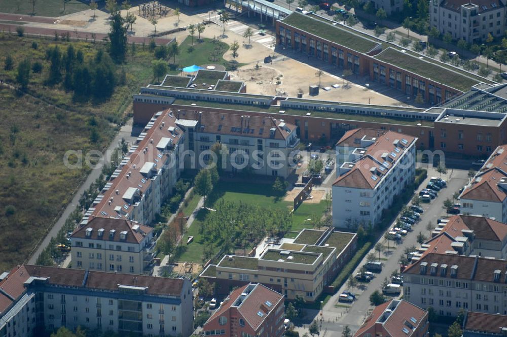 Aerial photograph Berlin - Blick auf Mehrfamilienhäuser an der Beerbaumstraße Ecke Pfannschmidtstraße mit der Grundschule im Panketal im Wohngebiet / Neubaugebiet Karow-Nord.