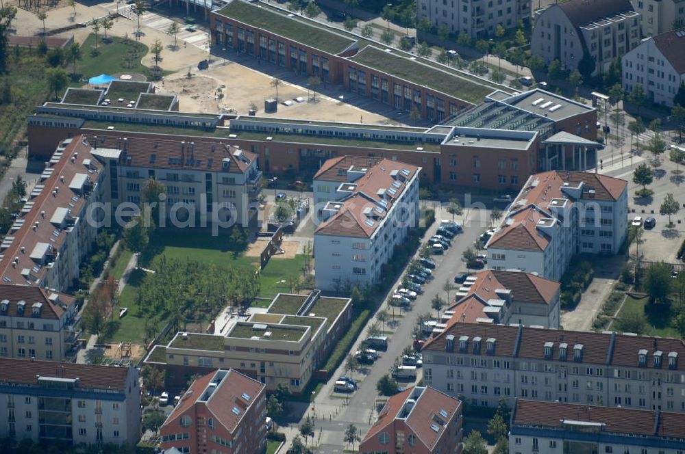 Berlin from above - Blick auf Mehrfamilienhäuser an der Beerbaumstraße Ecke Pfannschmidtstraße mit der Grundschule im Panketal im Wohngebiet / Neubaugebiet Karow-Nord.