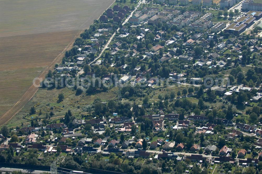 Berlin from the bird's eye view: Blick auf Einfamilienhäuser und Mehrfamilienhäuser zwischen dem Siedlungsring, Zum Klappgraben, Achillesstraße und Ingwäonenweg in Karow.