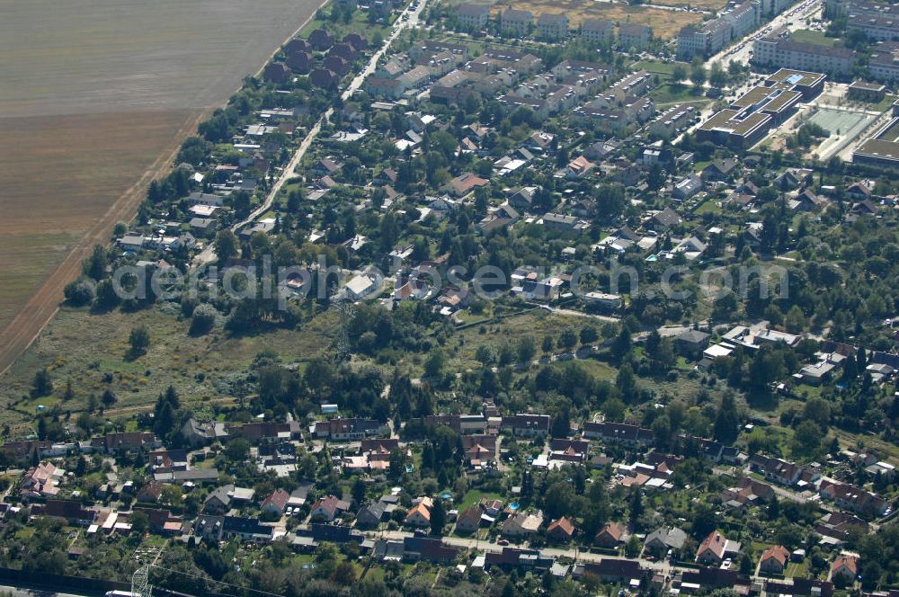 Aerial image Berlin - Blick auf Einfamilienhäuser und Mehrfamilienhäuser zwischen dem Siedlungsring, Zum Klappgraben, Achillesstraße und Ingwäonenweg in Karow.