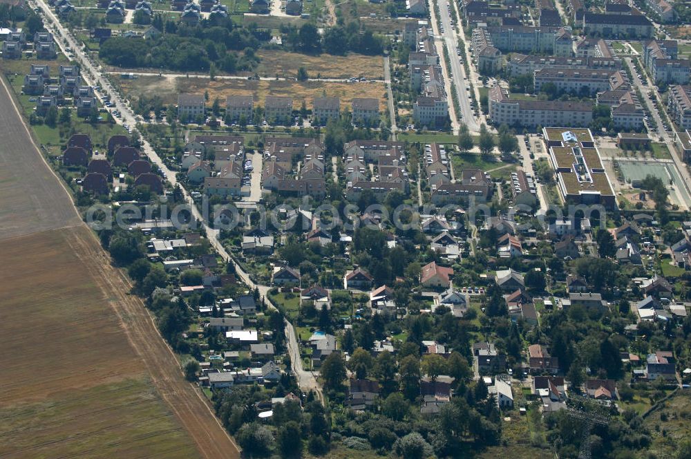 Aerial photograph Berlin - Blick auf Einfamilienhäuser und Mehrfamilienhäuser zwischen dem Siedlungsring, Zum Klappgraben, Achillesstraße und Ingwäonenweg in Karow.