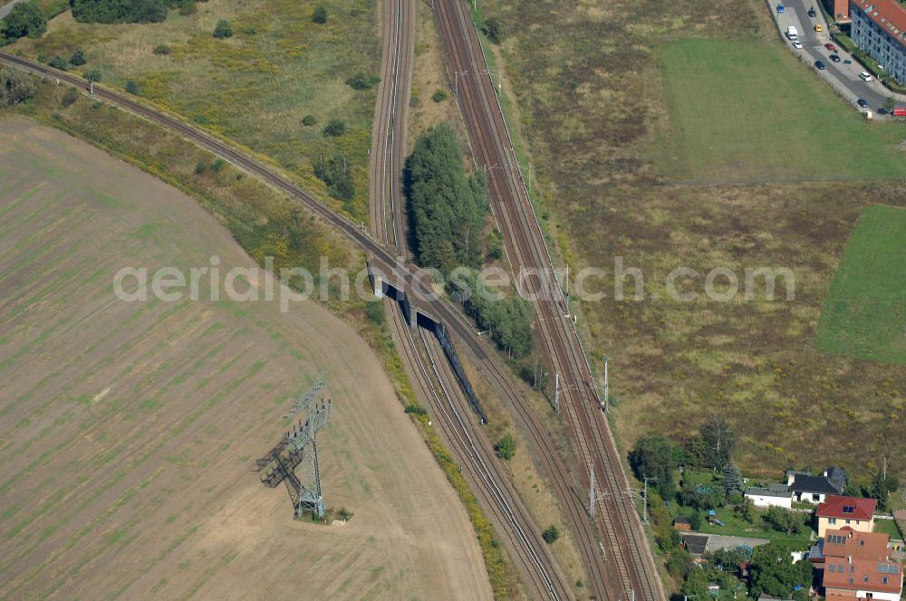 Aerial image Berlin - Blick auf Eisenbahngleise / Schienen / Weichen der S-Bahn-Liene S2, des Reginalexpress RE3, der Reginalbahn RB 60 und RB 27 der Deutschen Bahn am Wohngebiet / Neubaugebiet Karow-Nord.