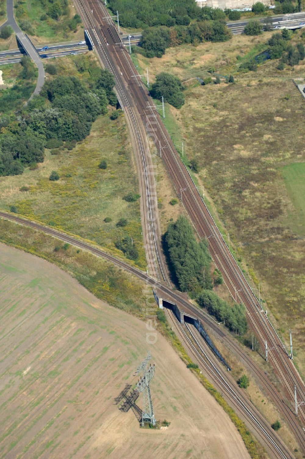 Aerial photograph Berlin - Blick auf Eisenbahngleise / Schienen / Weichen der S-Bahn-Liene S2, des Reginalexpress RE3, der Reginalbahn RB 60 und RB 27 der Deutschen Bahn am Wohngebiet / Neubaugebiet Karow-Nord.