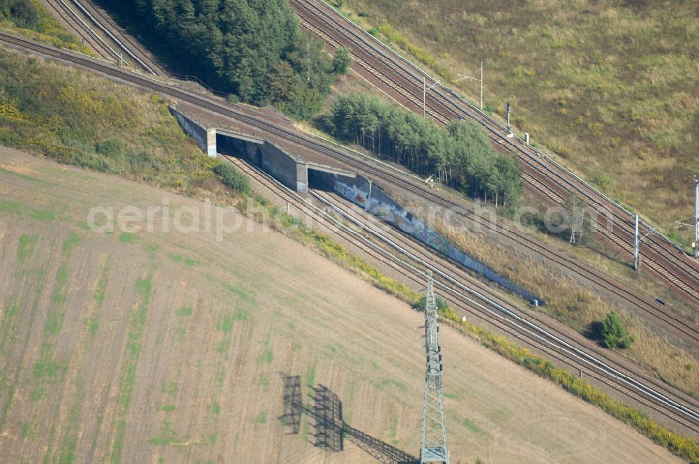 Berlin from above - Blick auf Eisenbahngleise / Schienen / Weichen der S-Bahn-Liene S2, des Reginalexpress RE3, der Reginalbahn RB 60 und RB 27 der Deutschen Bahn am Wohngebiet / Neubaugebiet Karow-Nord.