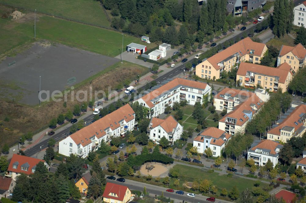 Berlin from above - Blick auf Mehrfamilienhäuser an der Röländer Straße Ecke Gewannweg Ecke Achtrutenberg im Wohngebiet / Neubaugebiet Karow-Nord.